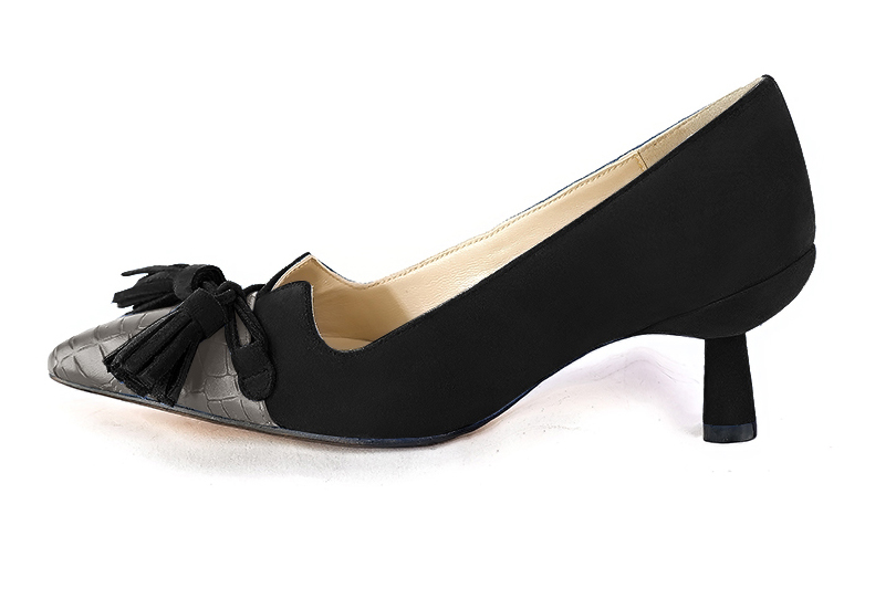 Ash grey and matt black women's dress pumps, with a knot on the front. Tapered toe. Medium spool heels. Profile view - Florence KOOIJMAN